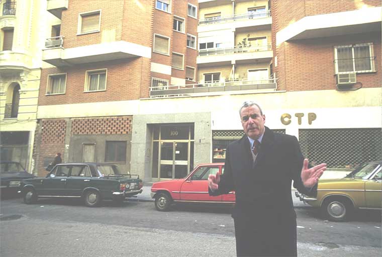 Villar Massó frente al edificio madrileño que reclamó por haber pertenecido el solar a la masonería  (23-11-1986)
